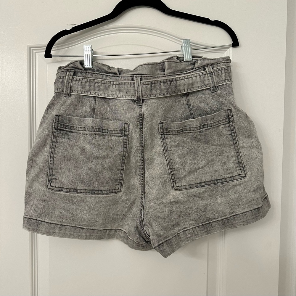 Target Universal Thread Shorts - Picture 5 of 6